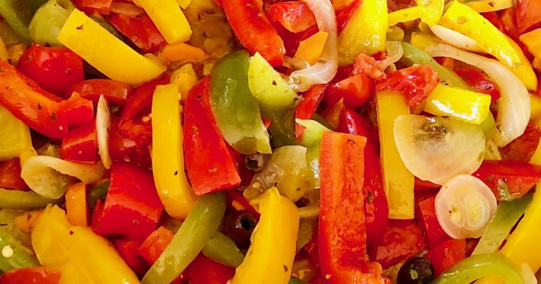 Antipasto di peperoni e di altre verdure
