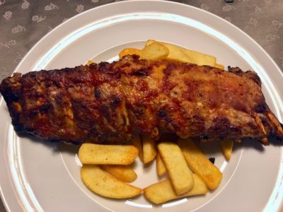 Una costata di maiale con le patate fritte